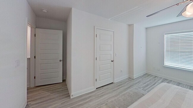 Building Photo - Beautiful 3/2.5 Townhouse