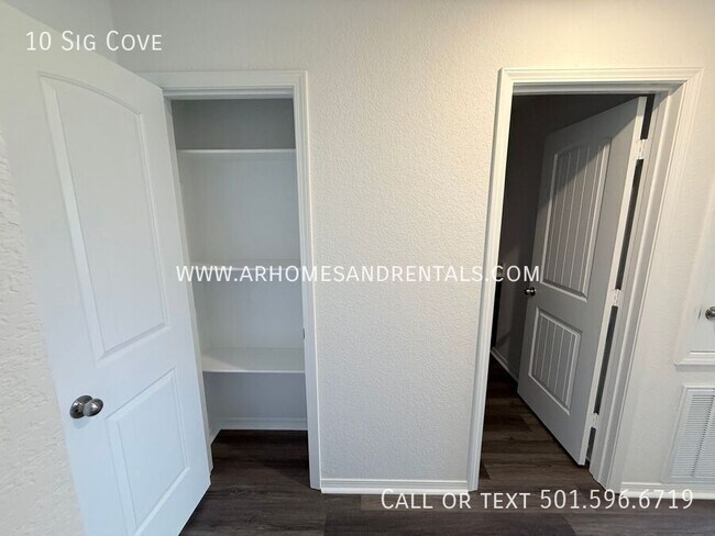 Building Photo - 10 Sig Cove