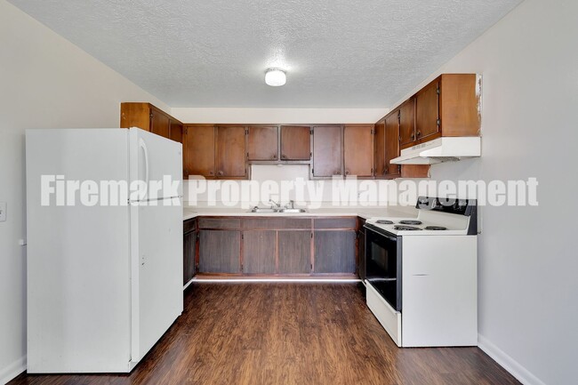 Building Photo - This 2 Bdr, 1 Bath, 1 Story duplex (Left S...