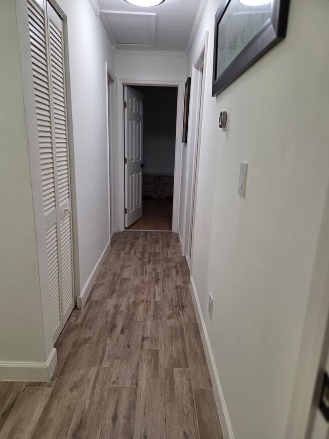 Building Photo - 810 Sandtree Dr