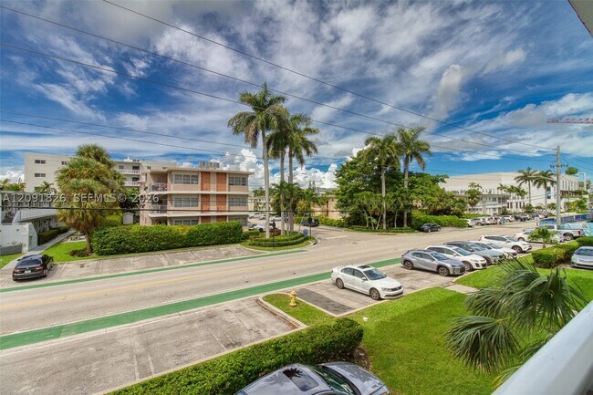 Building Photo - 9381 E Bay Harbor Dr