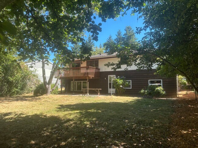 Building Photo - Updated 3-Bedroom Home with Deck & Garage in Mountlake Terrace!!!