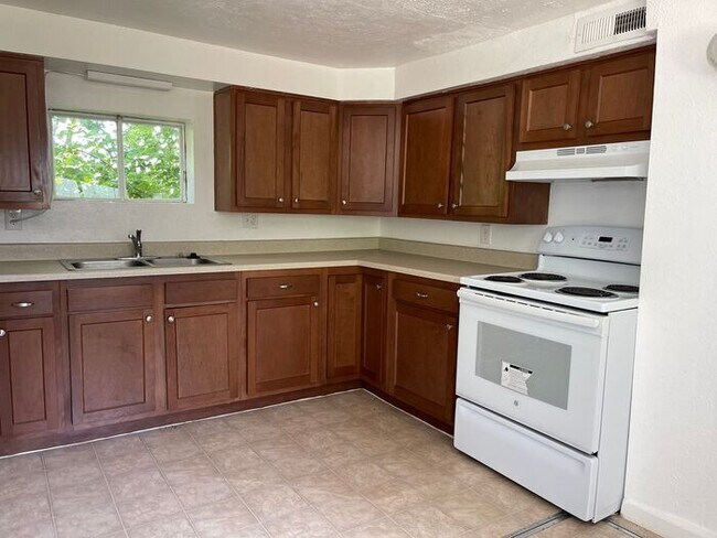 Building Photo - Carriage house: large two-story 1bed/1bath