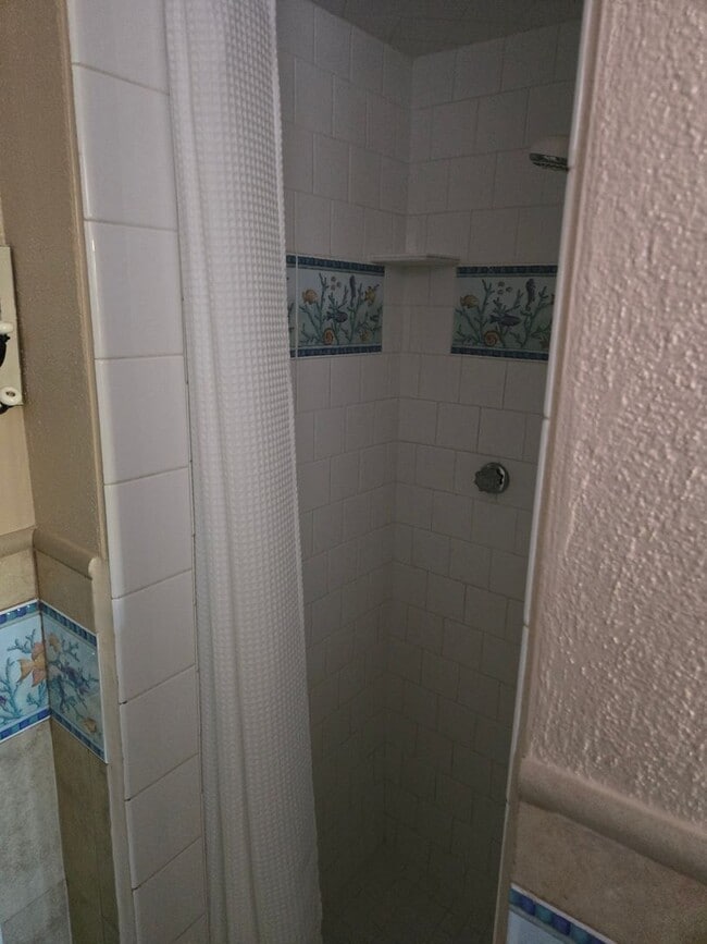 Building Photo - 1 bedroom apartment-steps from the beach