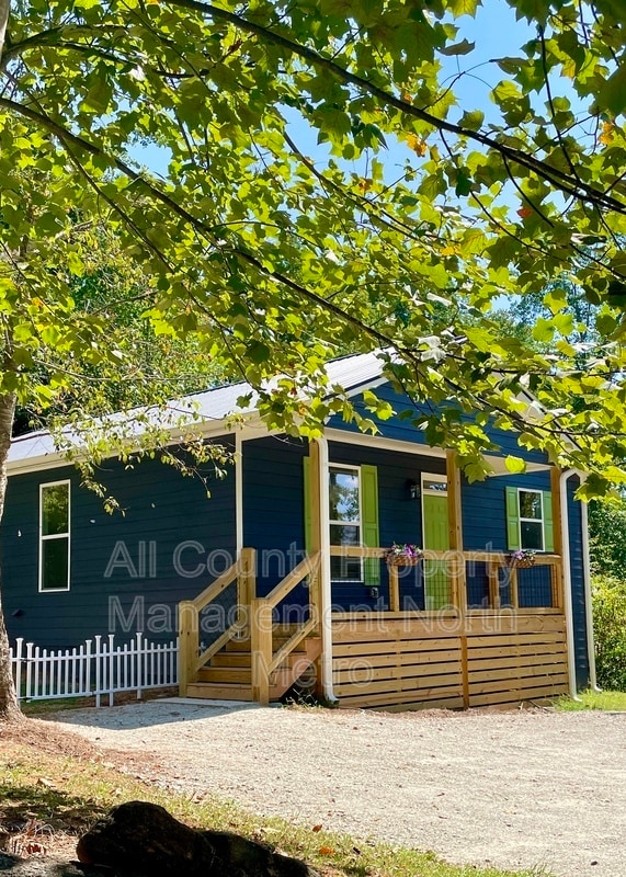 Building Photo - 5390 Valley Dr