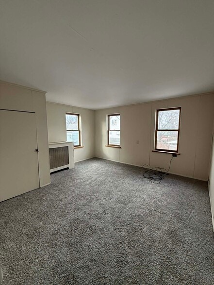 Building Photo - 200 5th Ave