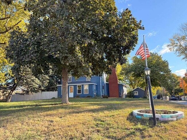 Building Photo - 2130 S Riverside Dr