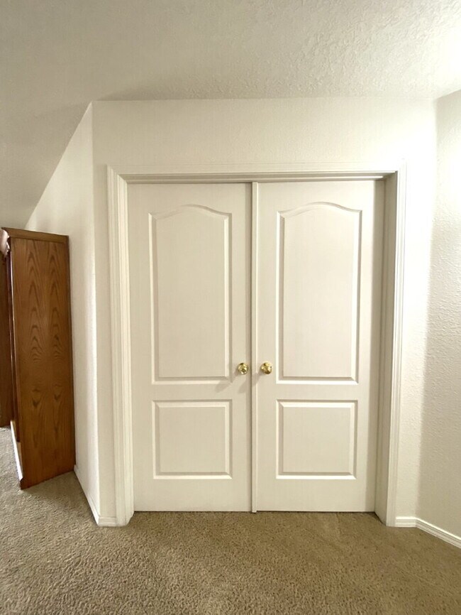 Building Photo - Large 5BR/2Story w/Balcony - Northern Meadows