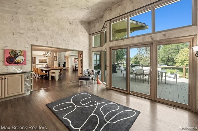 Building Photo - 3333 W Shore Dr