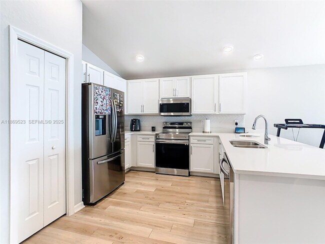 Building Photo - 1060 Cascade Dr