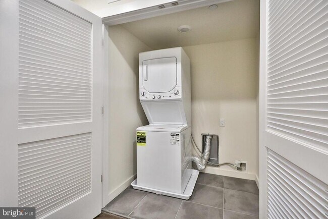 Building Photo - 1500 N Randolph St