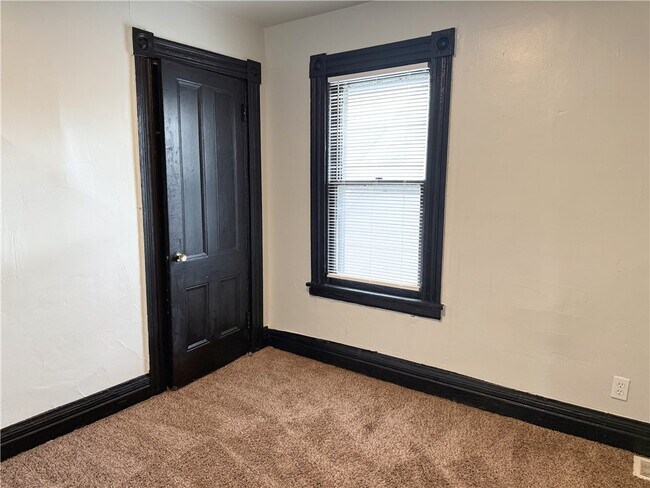 Building Photo - 6-7 Calihan Park