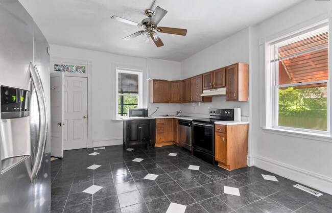 Building Photo - Amazing 2 Bedroom 1 Bathroom Home