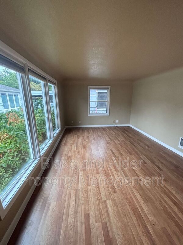 Building Photo - 650 Breys Ave NE
