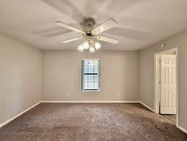 Building Photo - Tour Today! Stunning 3 Bedroom, 2 Bathroom Duplex in Tyler!