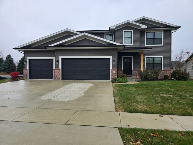 Primary Photo - 6 Bedroom Home in Brookridge Estates