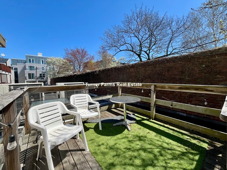 Building Photo - 525 E 3rd St