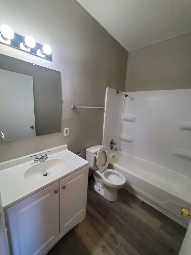 Building Photo - 505-507 W. Burleigh St. (Townhouse)(ACE PR...