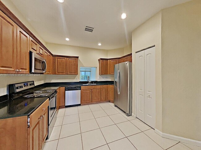 Building Photo - 8101 Madison Lakes Cir S