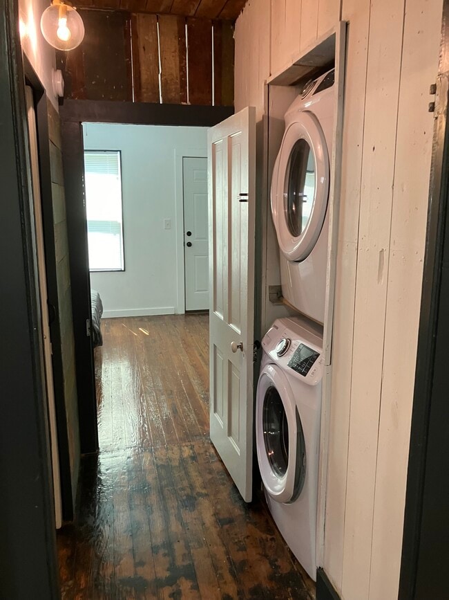 Building Photo - 1303 E 3rd St