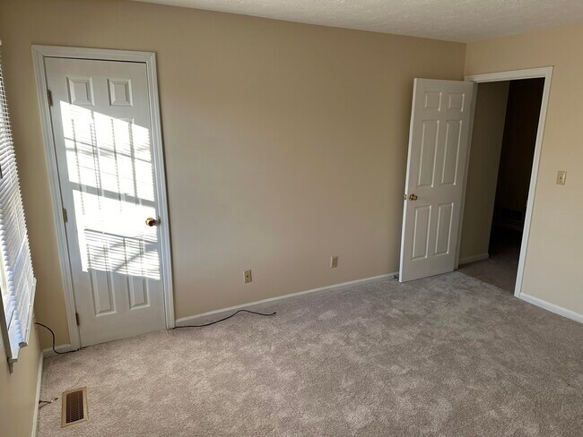 Building Photo - 165 Landings Dr