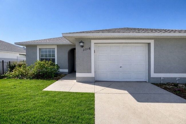 Building Photo - 3216 SW 7th Pl