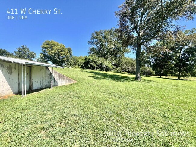 Building Photo - 411 W Cherry St