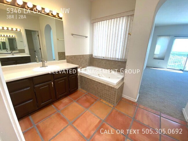 Building Photo - 5346 La Colonia Dr NW