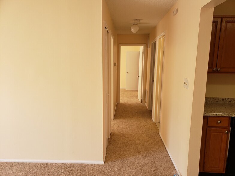 Building Photo - 8 Holly Ct