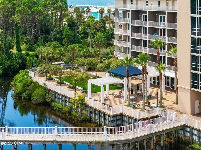 Building Photo - 9860 S Thomas Dr