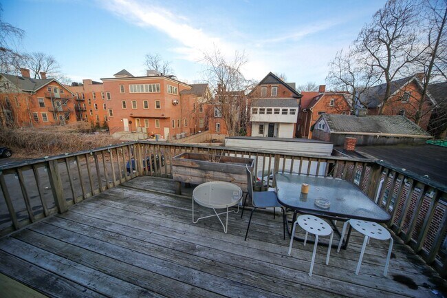 Building Photo - 107 Howe St