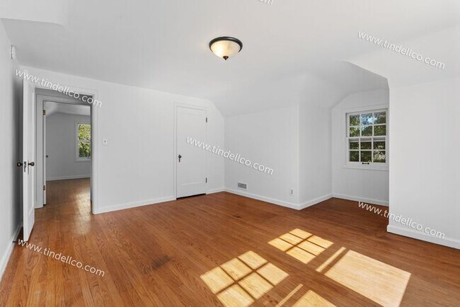 Building Photo - Three Bedroom Cape Cod with Yard in Highly...