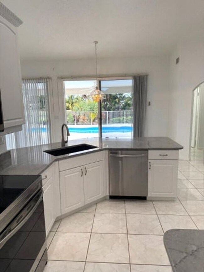 Building Photo - 106 Pepper Tree Cres