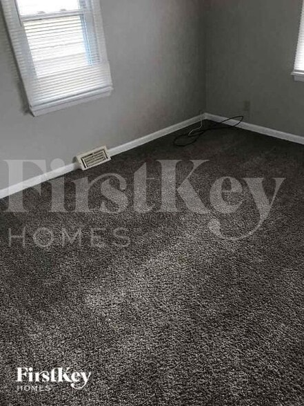 Building Photo - 711 N Evanslawn Ave