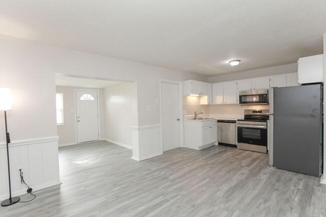 Building Photo - Bright, Updated & Prime Location!