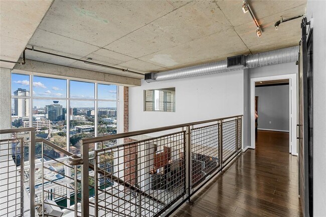 Building Photo - 2000 Bagby St