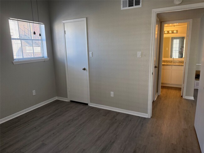 Building Photo - 2121 Hepburn St