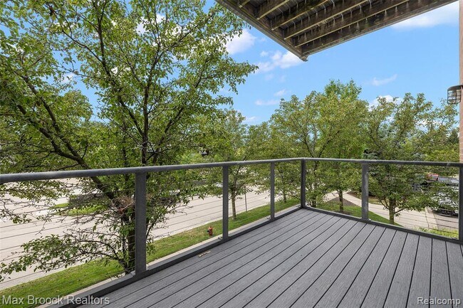 Building Photo - 333 E Parent Ave