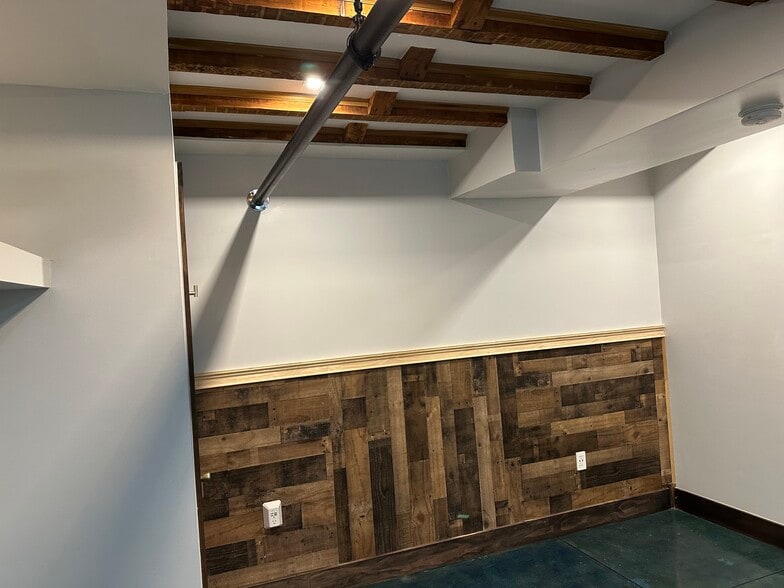 Accent Wall - 1071 Greene Ave