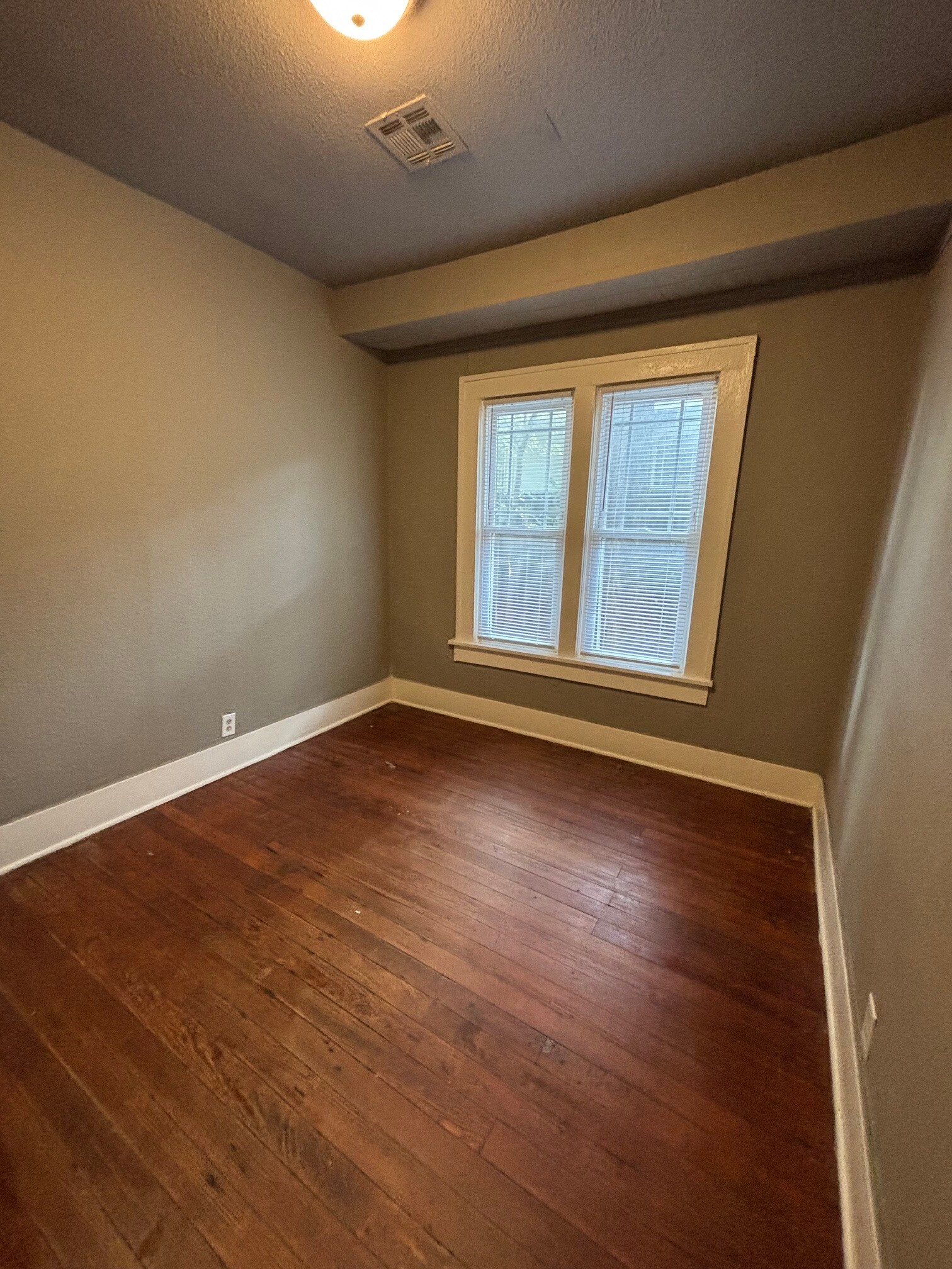 Building Photo - 1108 N Cheyenne Ave