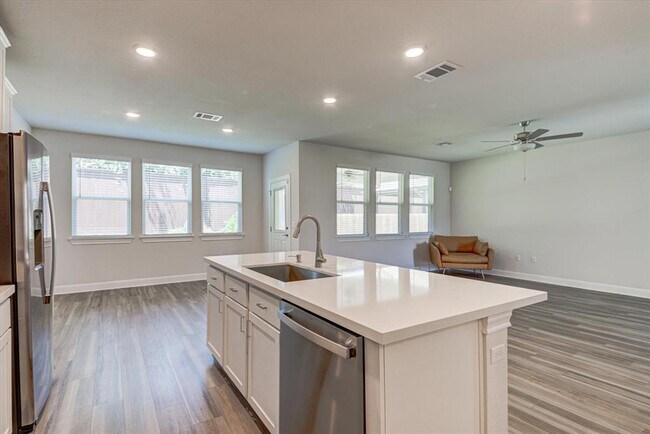 Building Photo - 15610 Ellinger Dr