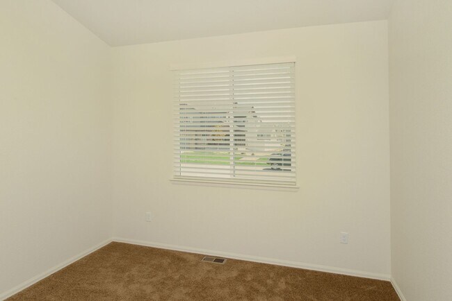 Building Photo - 3 Bedroom 2 Bath Ranch-Style Home