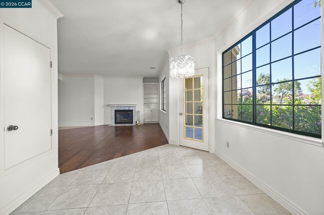 Building Photo - 5022 Lakeview Dr