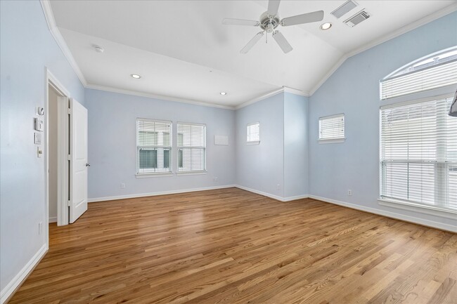 Building Photo - 612 Leverkuhn St