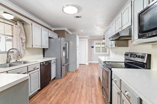 Building Photo - 660 Bancroft Dr