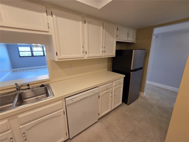 Building Photo - 3200 Port Royale Dr N