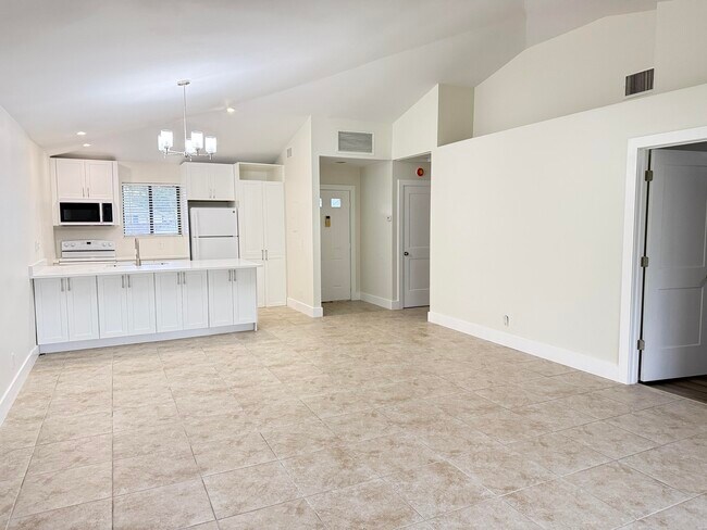 Building Photo - 707 Club Dr