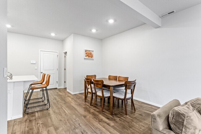 Building Photo - 3BD 2.5BA + Townhouse w/2-Car Garage + AC