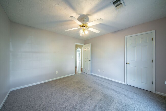 Building Photo - 3 bedroom 2 bath North Columbus