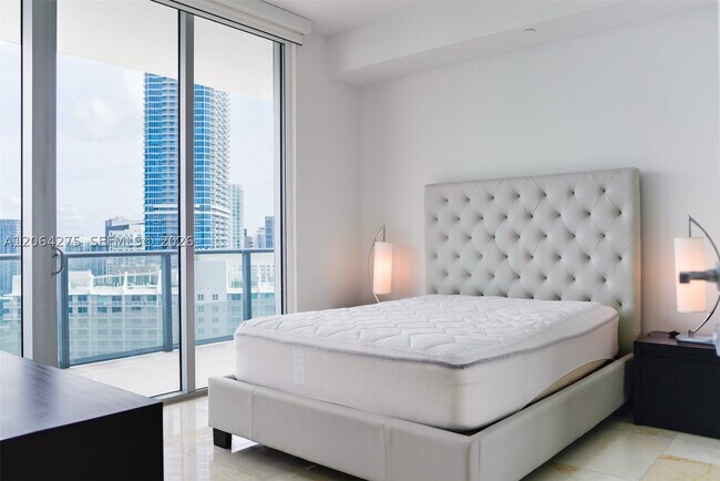 Building Photo - 1300 Brickell Bay Dr